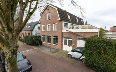 Twee-onder-één-kap te koop: Anjelierstraat 4, Bloemenkwartier Noord Hilversum