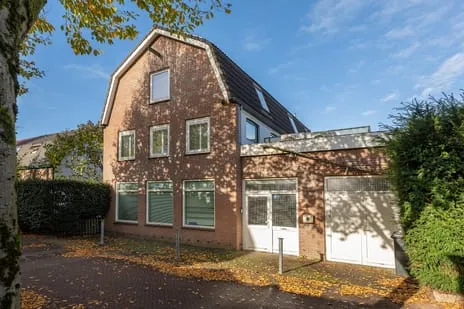 Twee-onder-één-kap te koop: Anjelierstraat 4, Bloemenkwartier Noord Hilversum