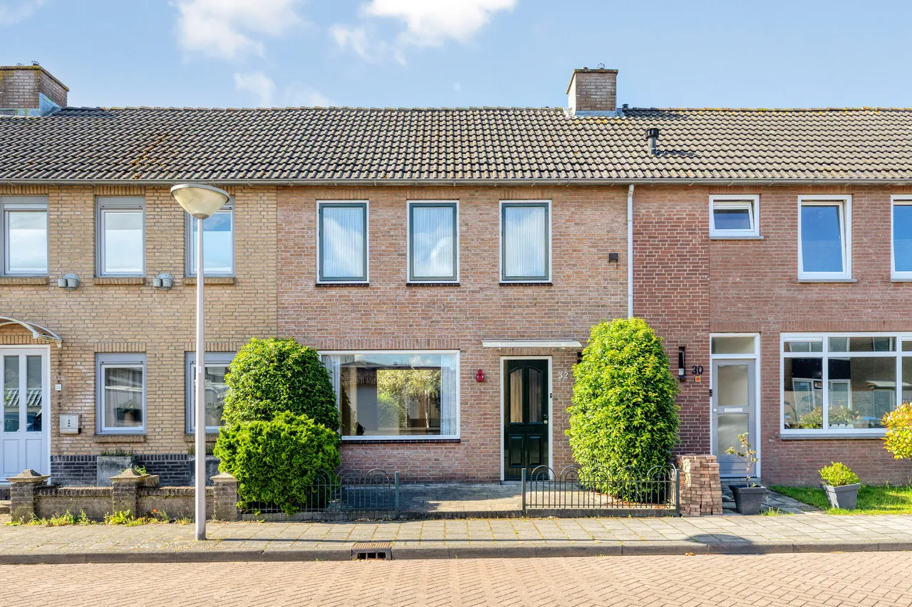 Tussenwoning te koop: Anjerstraat 32, Steenbergen
