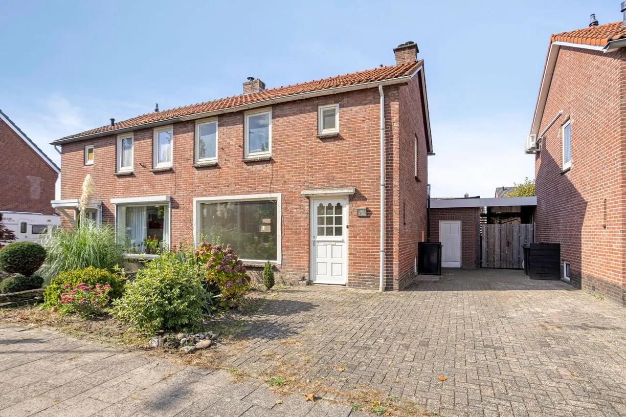 Twee-onder-één-kap te koop: anjerstraat 33, Oldenzaal