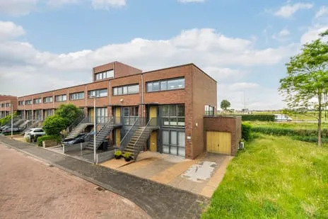 Corner house for sale: Anjertuin 1, Eilandenbuurt Bergschenhoek