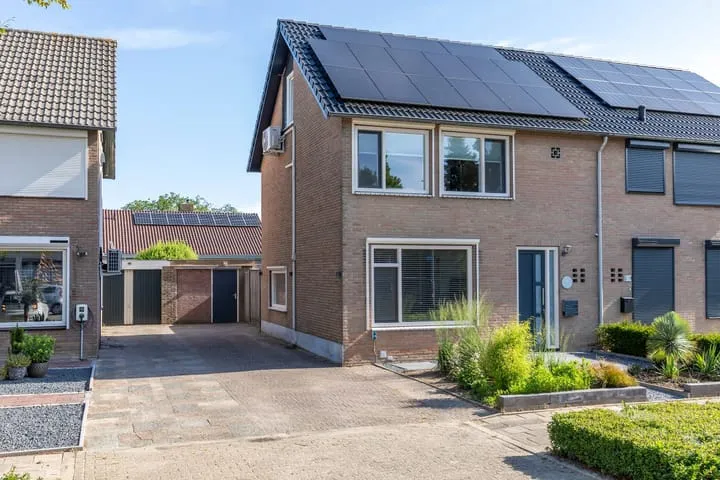 Semi-detached for sale: Anna van Burenstraat 9, Buren Tielseweg Buren (Ge)