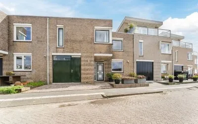 Tussenwoning te koop: Annie van Eesstraat 20, Zaandam