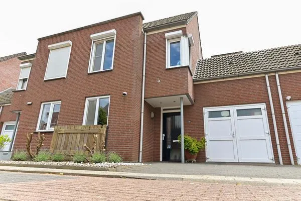 Tussenwoning te koop: Anthony Edenstraat 13, Herten Herten