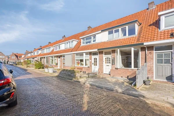 Terraced house for rent: Anton Mauvestraat 4, Julianapark Leeuwarden