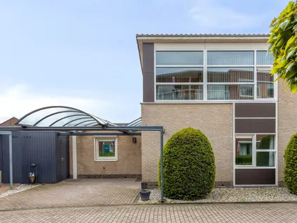 Tussenwoning te koop: Antonialaan 5, Almkerk west Almkerk