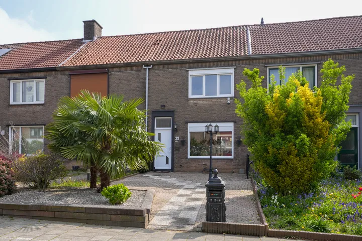 Tussenwoning te koop: Antoniusstraat 38, Geleen