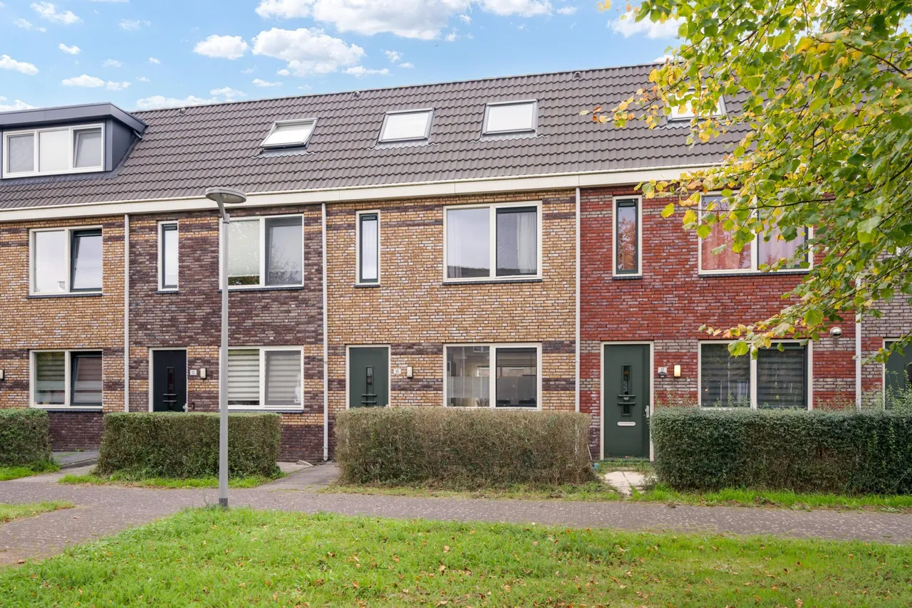 Tussenwoning te koop: Anubisplantsoen 15, Almere