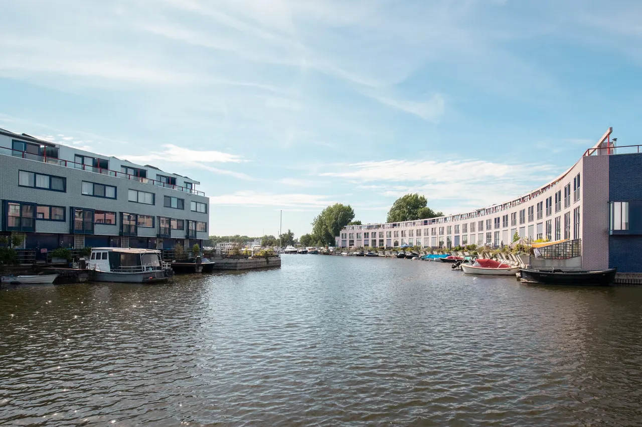 Tussenwoning te koop: Aquamarin 105, Weesp