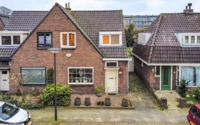 Twee-onder-één-kap te koop: Arendsweg 138, Oostertuinen Beverwijk