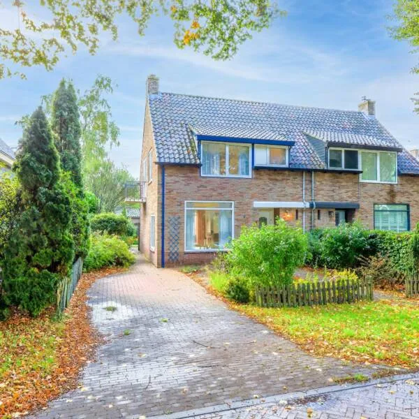Twee-onder-één-kap te koop: Arklaan 3, Heiloo