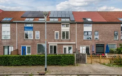 Tussenwoning te koop: Arnhemplein 21, Stedenwijk Midden-oost Almere