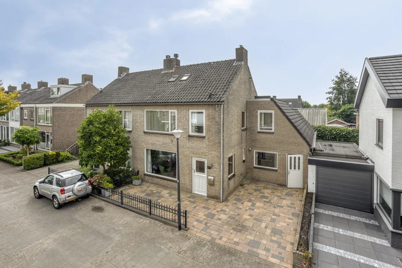 Twee-onder-één-kap te koop: Arnold van Leuvenstraat 2A, Teteringen