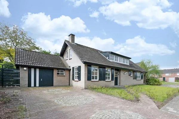Vrijstaande woning te koop: Arnoutlaan 3, Hoeven Hoeven