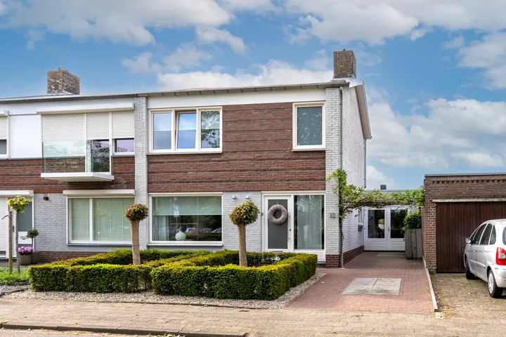 Twee-onder-één-kap te koop: Reinoud van Gelderstraat 18, Susteren Centrum Susteren