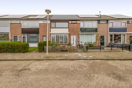 Tussenwoning te koop: Asmusstraat 6, Hellevoetsluis