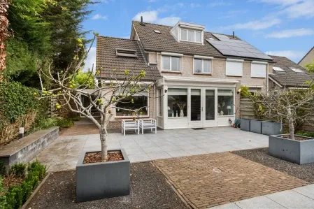 Twee-onder-één-kap te koop: Asterstraat 14, Klaaswaal Woonkern Klaaswaal