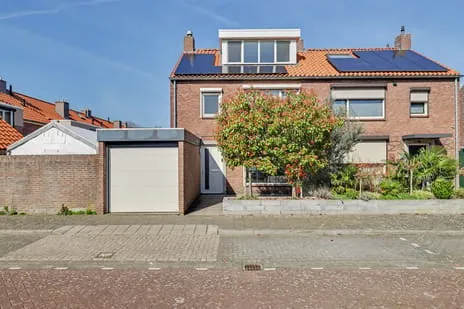 Twee-onder-één-kap te koop: Aurorastraat 8, Slotjes-Midden Oosterhout (Nb)