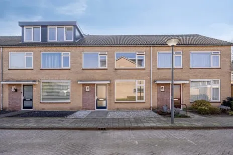 Tussenwoning te koop: Azaleahof 4, Bloemenoord Waalwijk