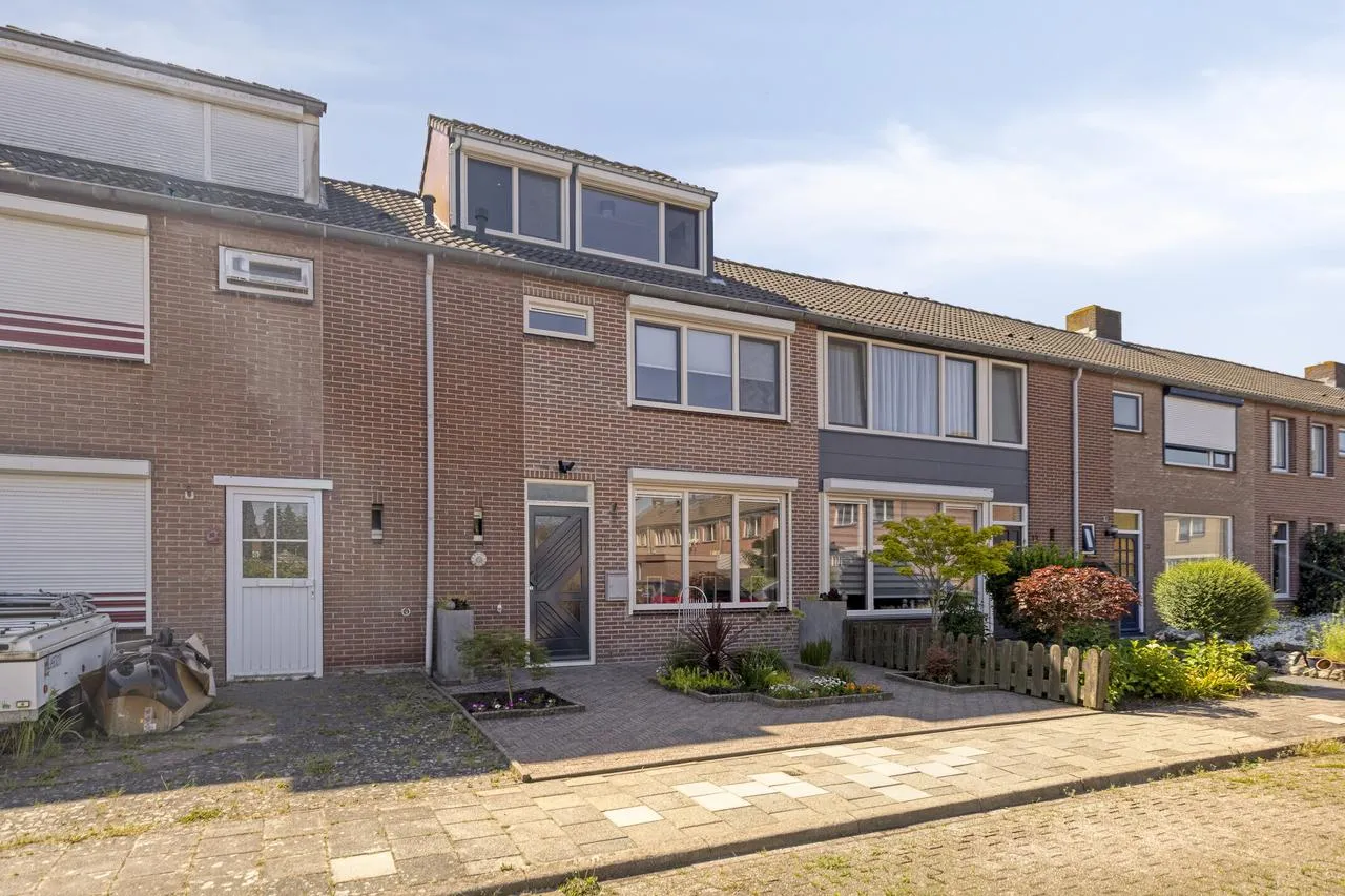 Tussenwoning te koop: Azaleastraat 11, Hoek