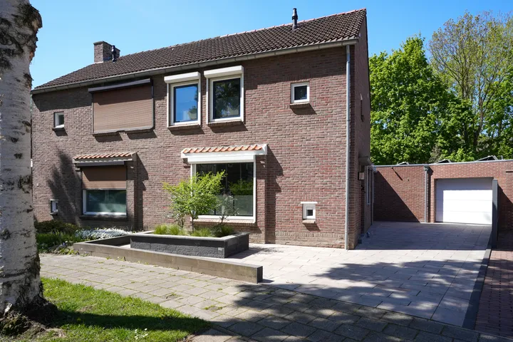 Twee-onder-één-kap te koop: Azaleastraat 18, Geleen