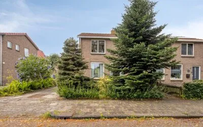 Twee-onder-één-kap te koop: Azaleastraat 5, Noord Heerenveen