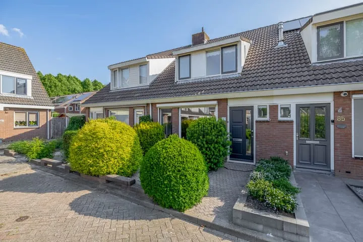 Tussenwoning te koop: Azaleastraat 83, Stellendam west Stellendam