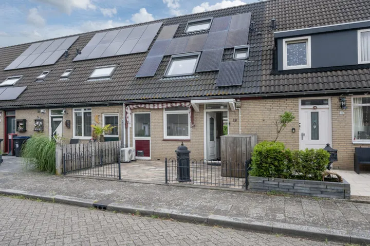 Tussenwoning te koop: B. Merkelbachstraat 18, Bouwmeesterbuurt Noord Almere