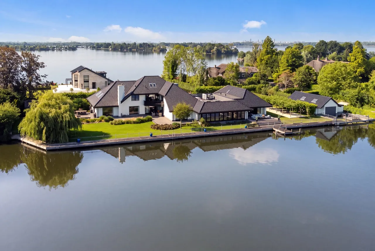 Vrijstaande woning te koop: Baambrugse Zuwe 166, Vinkeveen