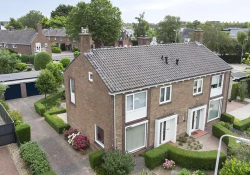Twee-onder-één-kap te koop: Bachstraat 4, Steding Elst