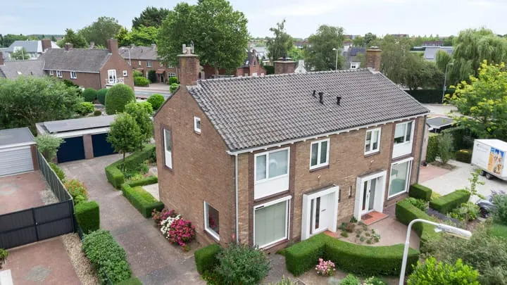 Twee-onder-één-kap te koop: Bachstraat 4, Steding Elst (Ge)