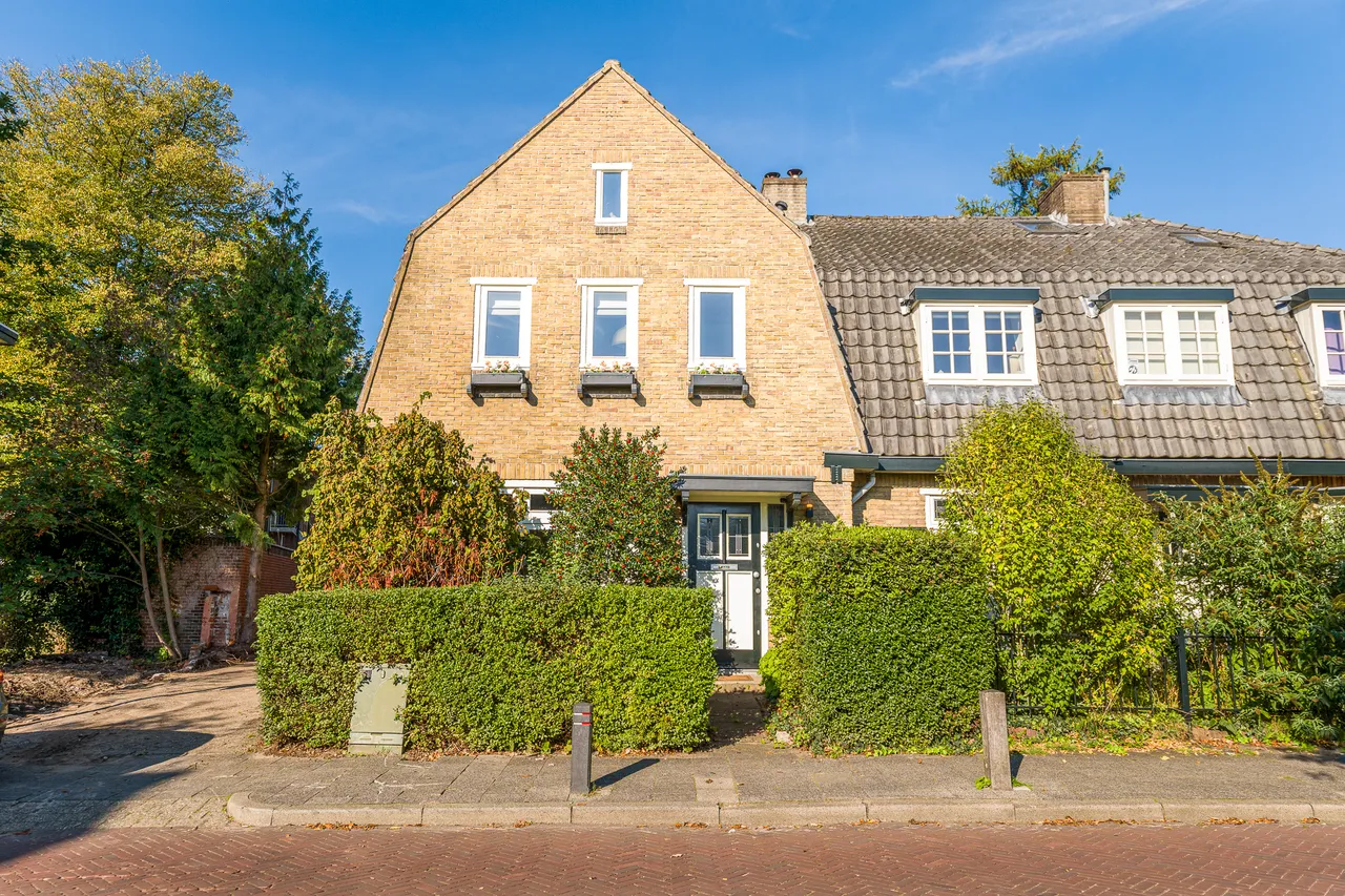 Vrijstaande woning te koop: Badhuislaan 8, Hilversum