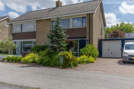 Tussenwoning te koop: Badlaan 20, Surhuisterveen Surhuisterveen