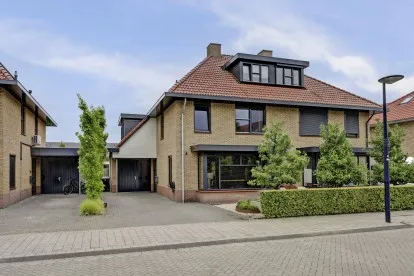 Twee-onder-één-kap te koop: Baksteen 63A, De Gilden Dronten