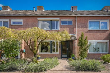 Tussenwoning te koop: Bastiaan Bosstraat 24, Lexmond kern Lexmond