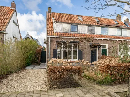Twee-onder-één-kap te koop: Beatrixlaan 4, Dirksland centrum Dirksland
