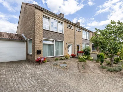 Twee-onder-één-kap te koop: Beatrixstraat 8, Oranjewijk Heeswijk-Dinther
