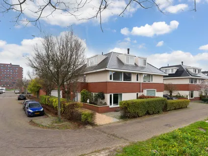 Twee-onder-één-kap te koop: Beekjufferhof 1, 'S-Gravenhage