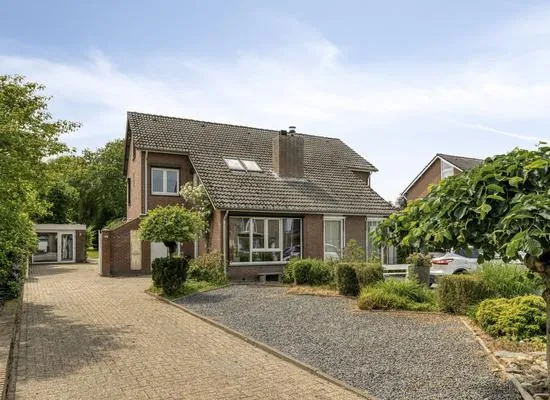 Twee-onder-één-kap te koop: Bekerbaan 13A, Schimmert Schimmert