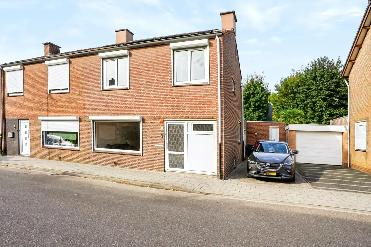 Tussenwoning te koop: Beneluxstraat 10, Landgraaf
