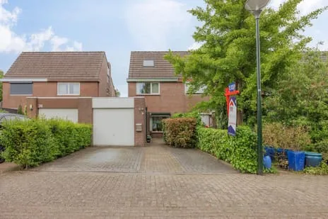 Tussenwoning te koop: Benraatshoef 37, Hooipolder en De Hoeven Raamsdonksveer