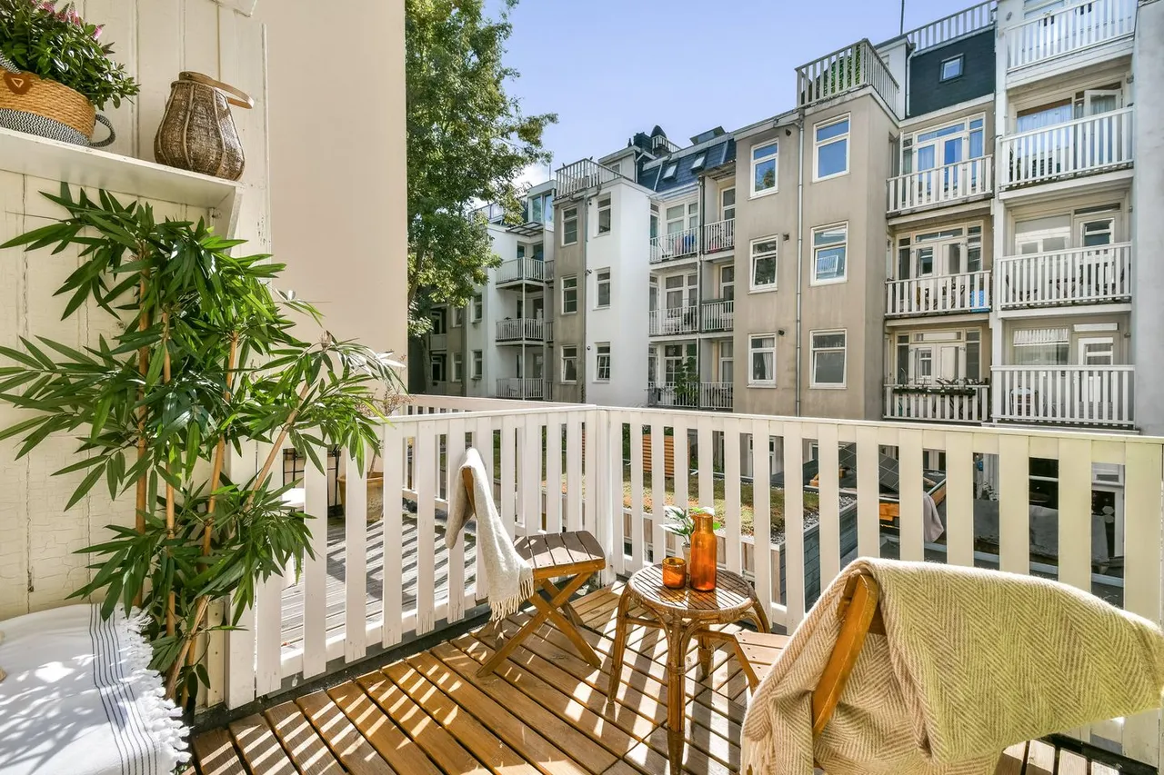 Studio for sale: Bentinckstraat 51-1, Fannius Scholtenbuurt Amsterdam
