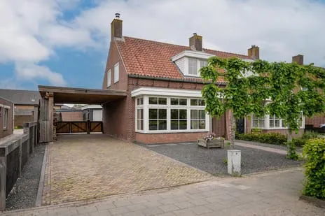 Twee-onder-één-kap te koop: Berenhoeksestraat 37, Wijk Wijk En Aalburg