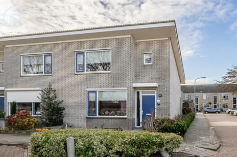 Twee-onder-één-kap te koop: Beresteyn 54, Goedereede woonkern Goedereede