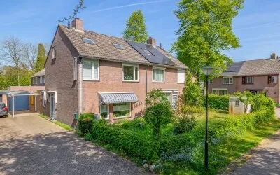 Twee-onder-één-kap te koop: Bergroosstraat 4, Bakel