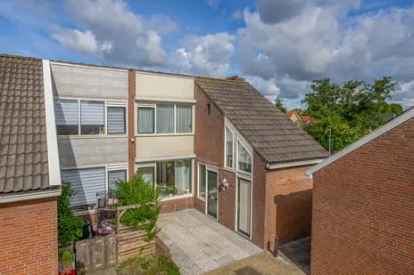 Corner house for sale: Berkehof 10, Dirksland centrum Dirksland