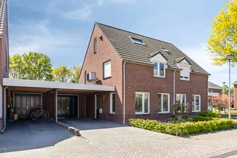 Tussenwoning te koop: Berkenhof 4, Grashoek-centrum Grashoek