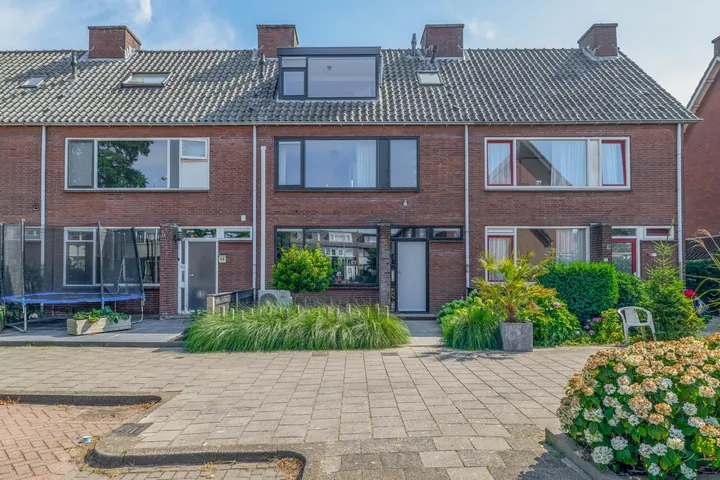Terraced house for sale: Berlagestraat 37, Lekkerkerk-Oost Lekkerkerk