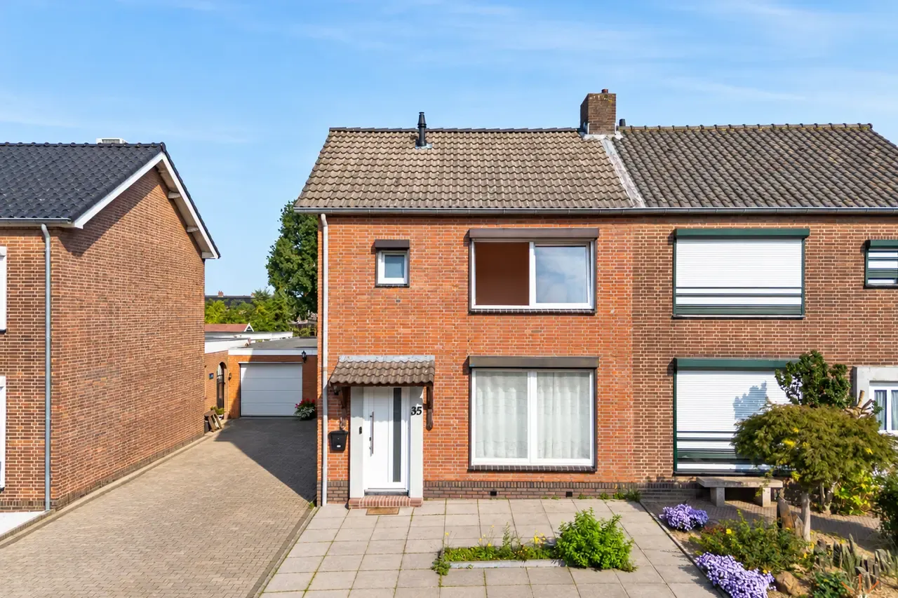 Twee-onder-één-kap te koop: Bernadettelaan 35, Landgraaf