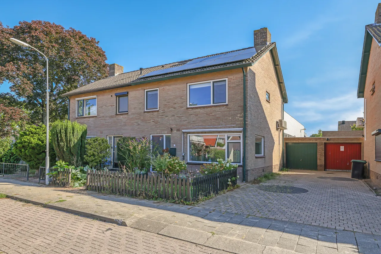 Twee-onder-één-kap te koop: Bernadottestraat 3, Zetten